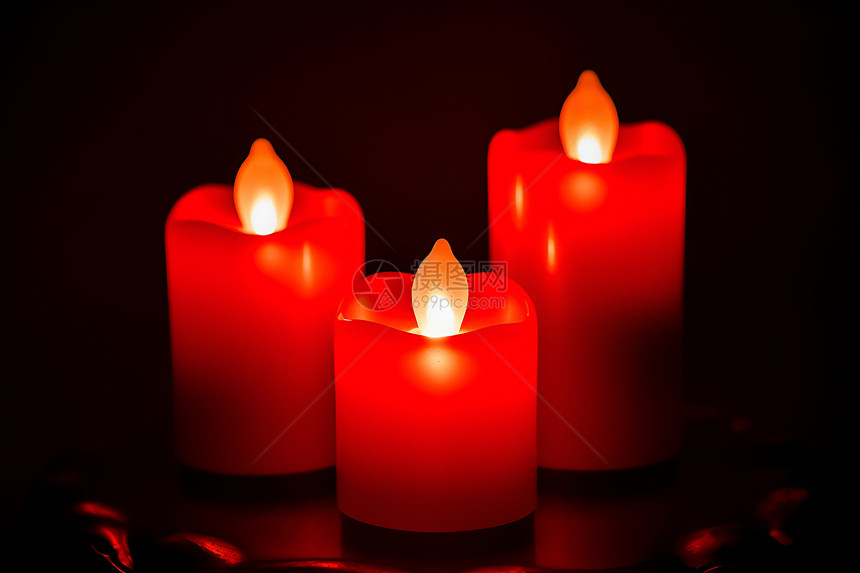 红色蜡烛上的火焰图片