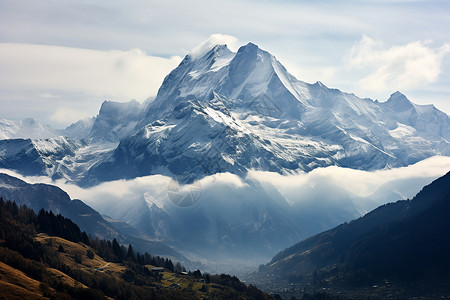 雪山上的山脉风景背景图片
