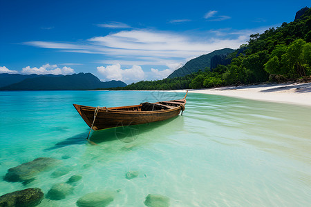 碧海蓝天下白沙滩间的小船背景