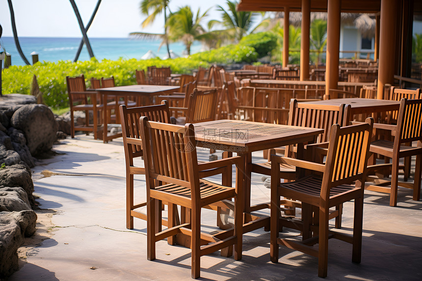 海边餐厅的桌椅图片
