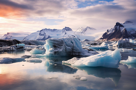 冰山群在湖中漂浮背景图片
