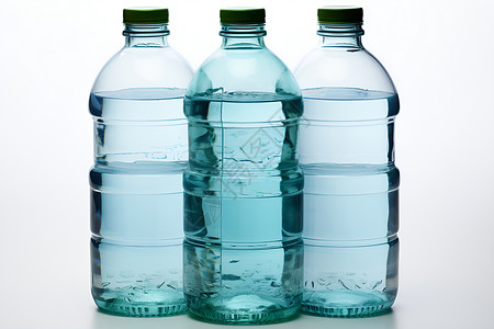 三个大瓶水在桌子上高清图片