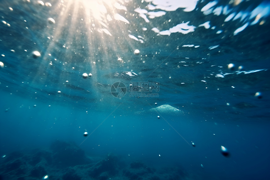 阳光照射的海底世界图片