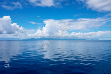 朵朵白云下的平静海洋背景图片