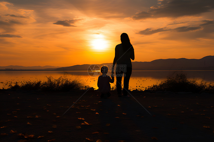 夕阳下湖边的母子图片