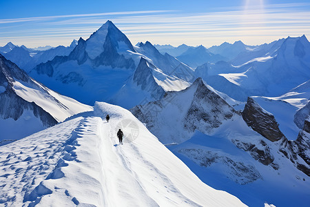 雪山顶的徒步高清图片