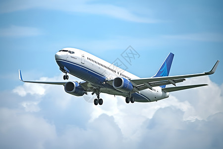 蓝天下飞行的客机背景图片