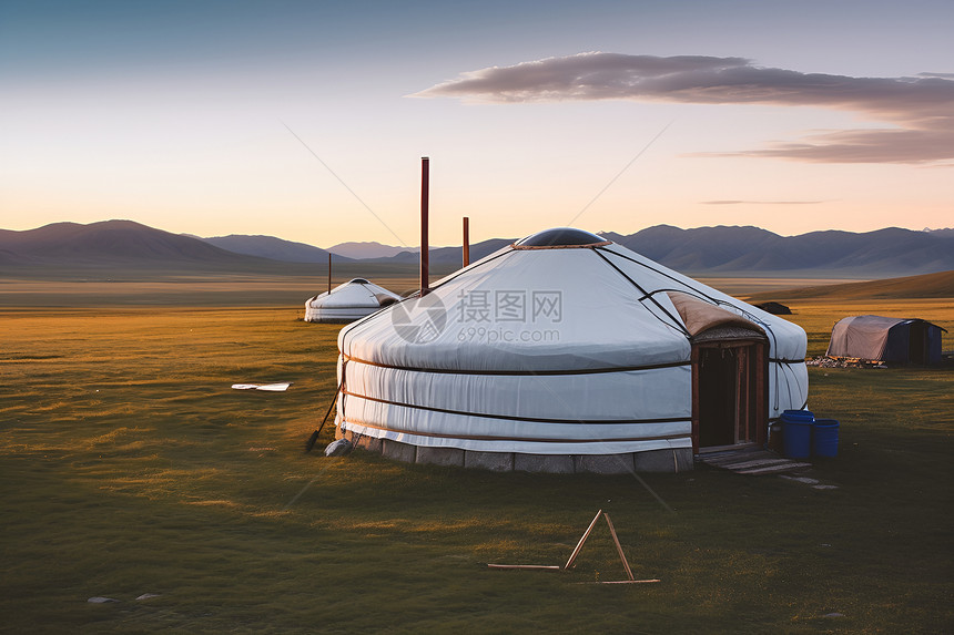 日出十分的蒙古包图片