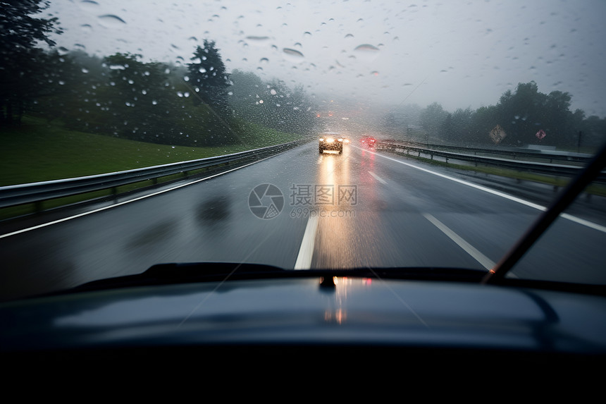 雨中的汽车图片