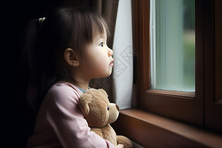 拿小熊小女孩看向窗户外的小女孩背景