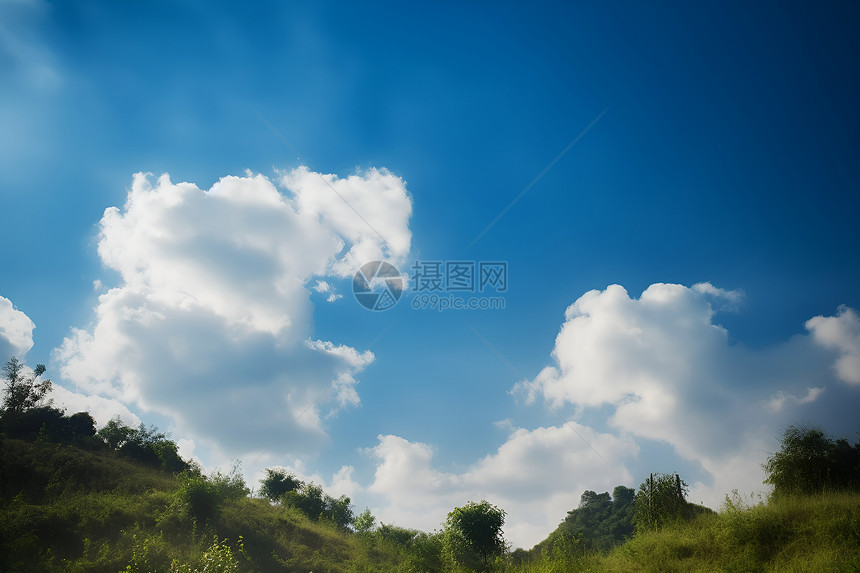 翠绿的山丘和蓝天白云图片