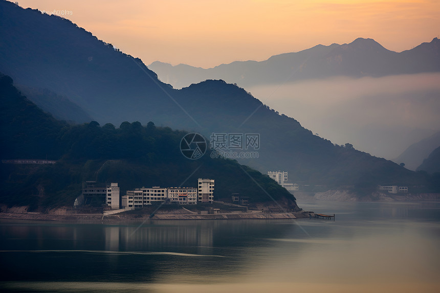 日落时峡谷河流的美丽景观图片