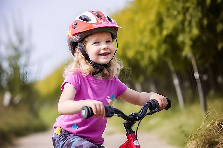 小女孩骑着自行车图片