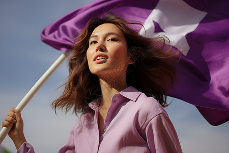 拿着旗帜军人女人手里拿着紫色旗帜背景