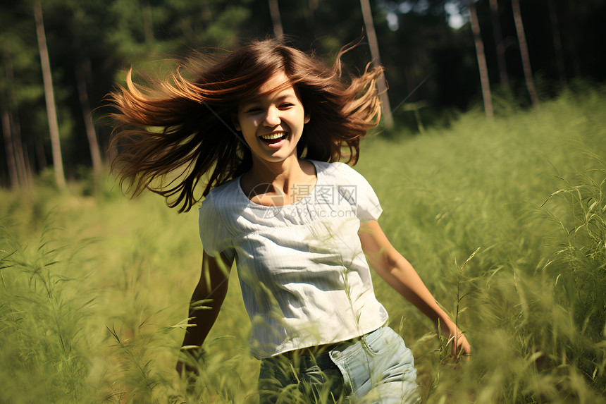 草地中快乐的女人图片