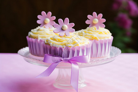鲜花装饰的杯子蛋糕背景图片