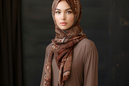 女子戴着棕色头巾背景图片
