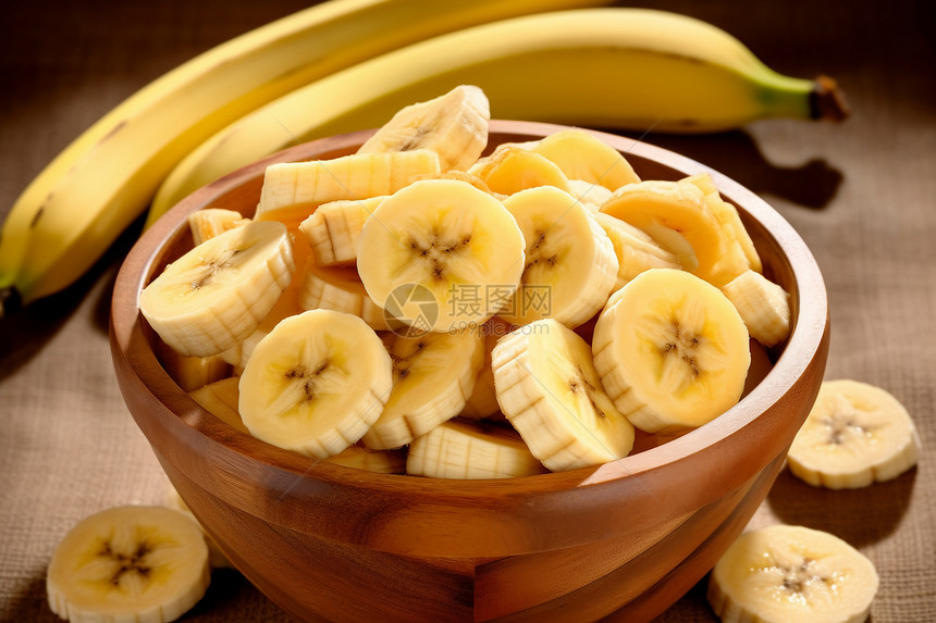 碗中香脆的香蕉干图片