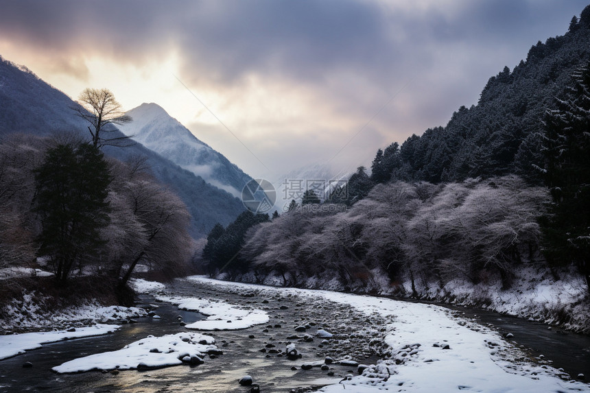 溪流与山脉图片