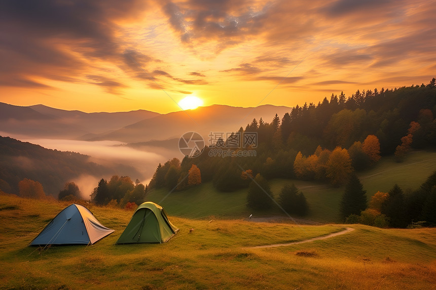 山谷草地上的帐篷图片