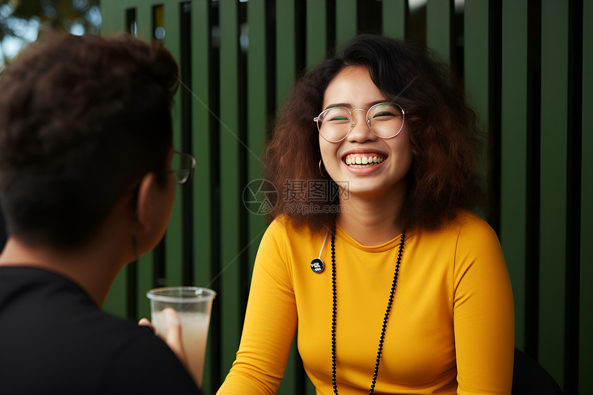 开心快乐的女子图片