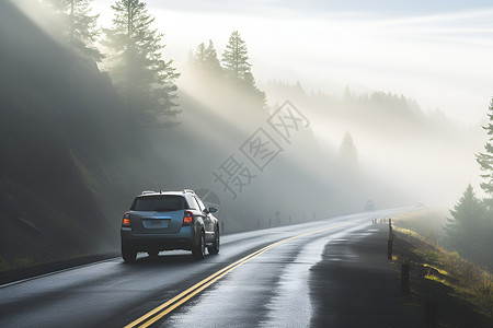 汽车在云雾公路上行驶高清图片