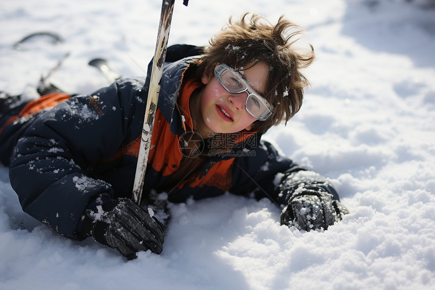 滑雪场中摔倒的外国男子图片