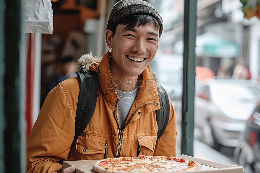 送餐男的笑容图片