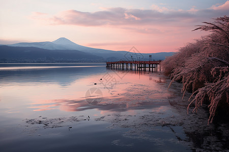 日出时药湖日出时湖面上的美景背景