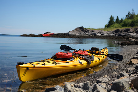 湖畔的黄色皮划艇背景图片
