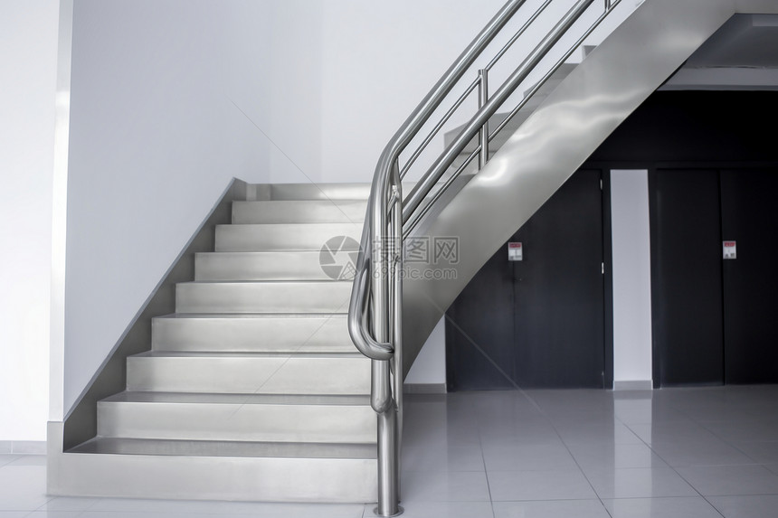 白色楼梯上的扶手图片