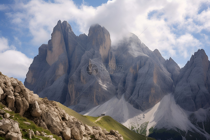 壮丽的山峰风景图片