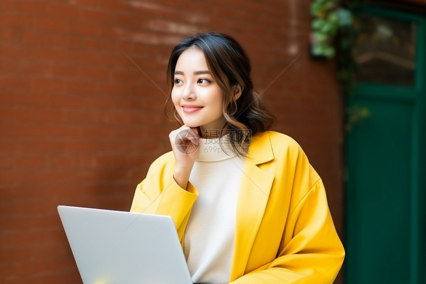 手持电脑的女子图片