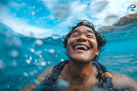 水中快乐的男人在游泳背景图片