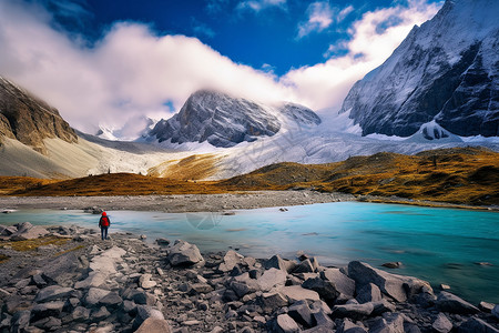 石头河流湖畔的山与蓝天背景