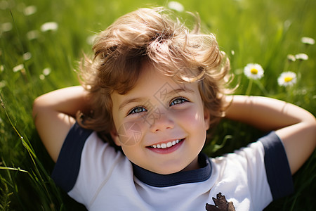 笑容儿童躺在草地上的小男孩背景