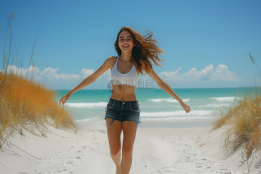 沙滩上奔跑的女性图片