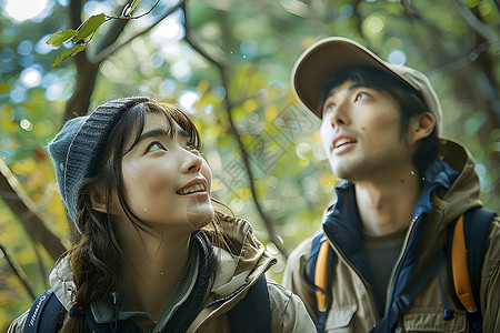 森林中徒步旅行的情侣背景图片