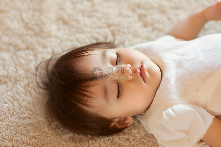 睡在地毯上的宝宝图片