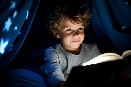 男孩在帐篷里读书背景图片