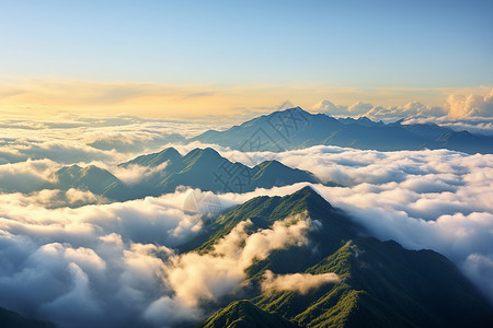 阳光下的山脉高山云下的自然景色背景