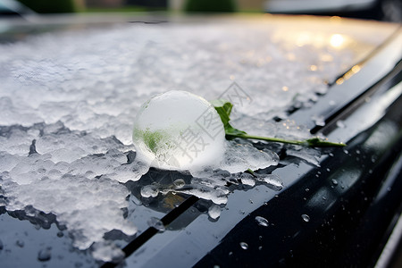 冰雪花飘落在车顶上背景图片