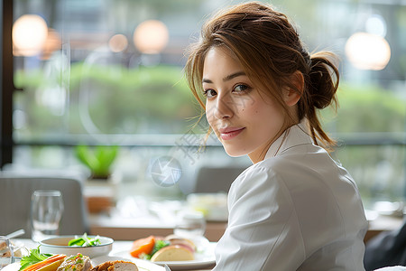 用餐中的女士高清图片