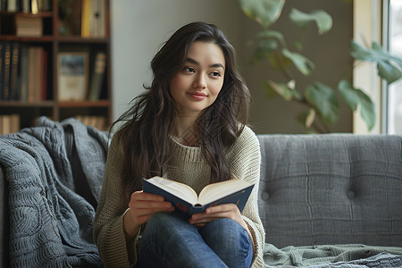 水墨读书少女一个女人坐在客厅里读书背景
