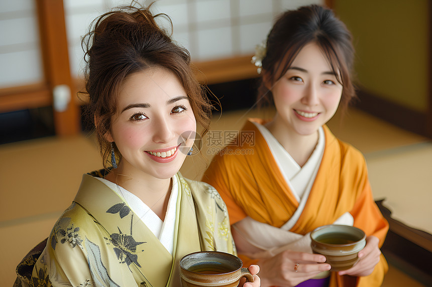 日式旅馆里的女孩和朋友图片
