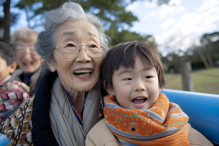 公园里玩耍的奶奶和孙子高清图片