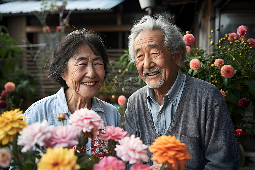 笑容满面的老年夫妻图片