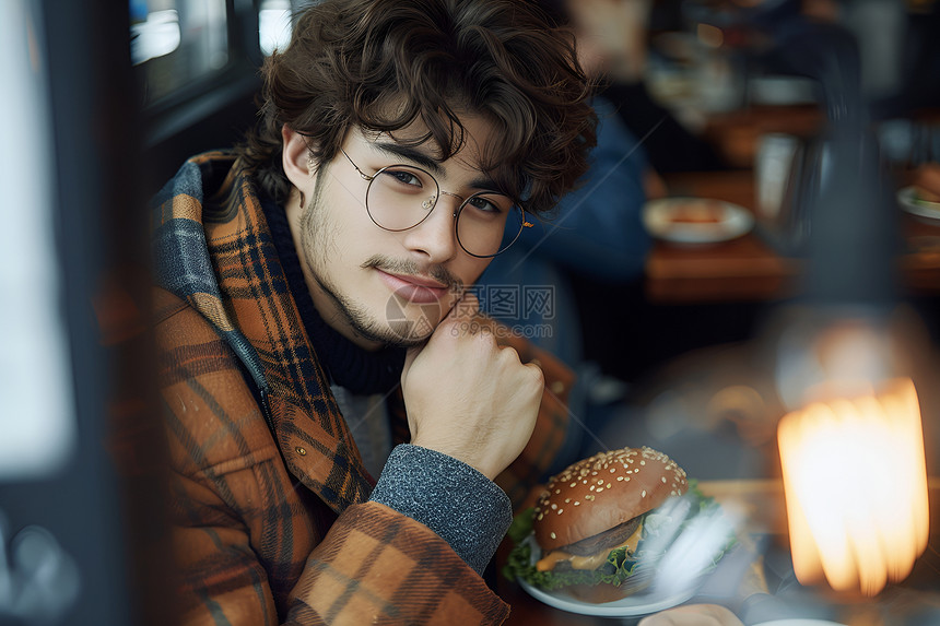 悠闲午餐时的男子图片