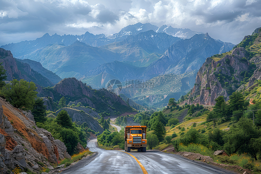 山脉公路上奔驰的卡车图片