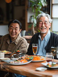 享用美食的男性高清图片